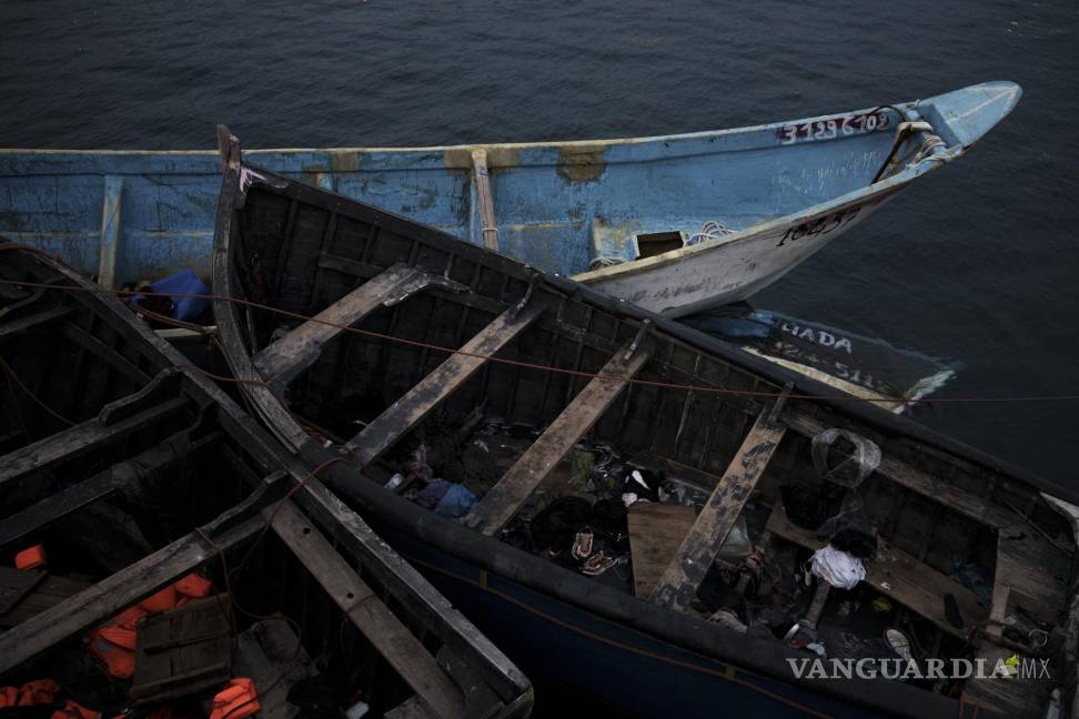 $!Embarcaciones utilizadas por los migrantes, abandonadas en el puerto de Arguineguín, en la isla de Gran Canaria, España, el 21 de noviembre de 2021.