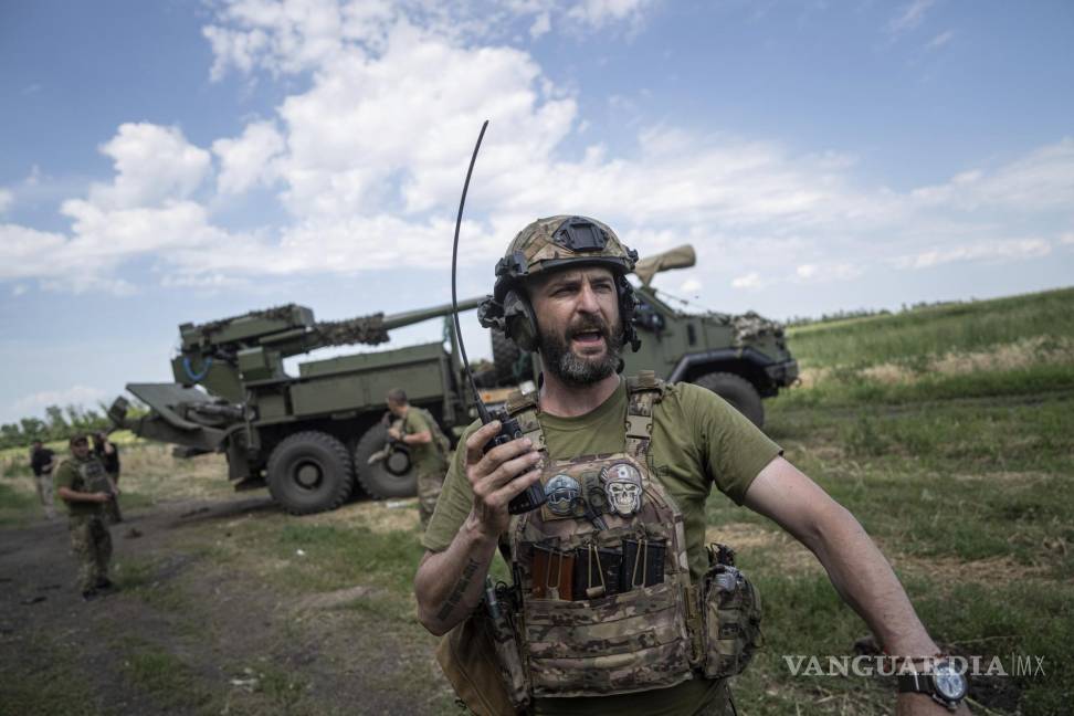 $!Un militar ucraniano Dmytro habla por radio con su equipo antes de disparar un obús autopropulsado “Bohdana” hacia las posiciones rusas cerca de Bakhmut.