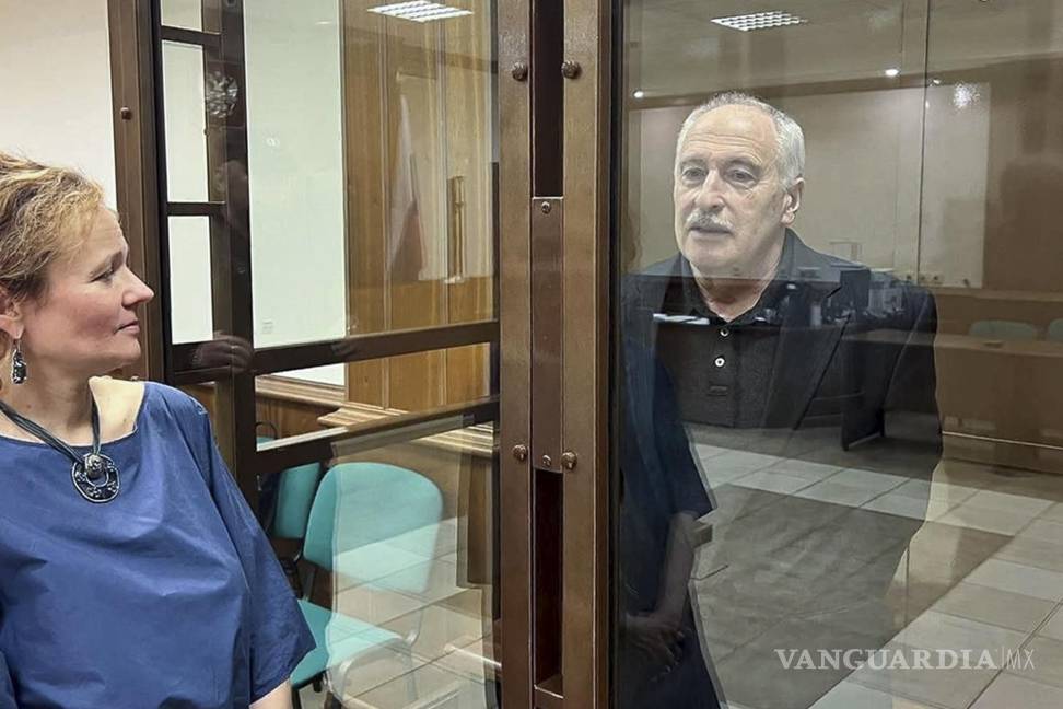 $!Valery Golubkin, un físico especializado en aerodinámica, se encuentra en la jaula de un acusado en un tribunal de Moscú, Rusia.