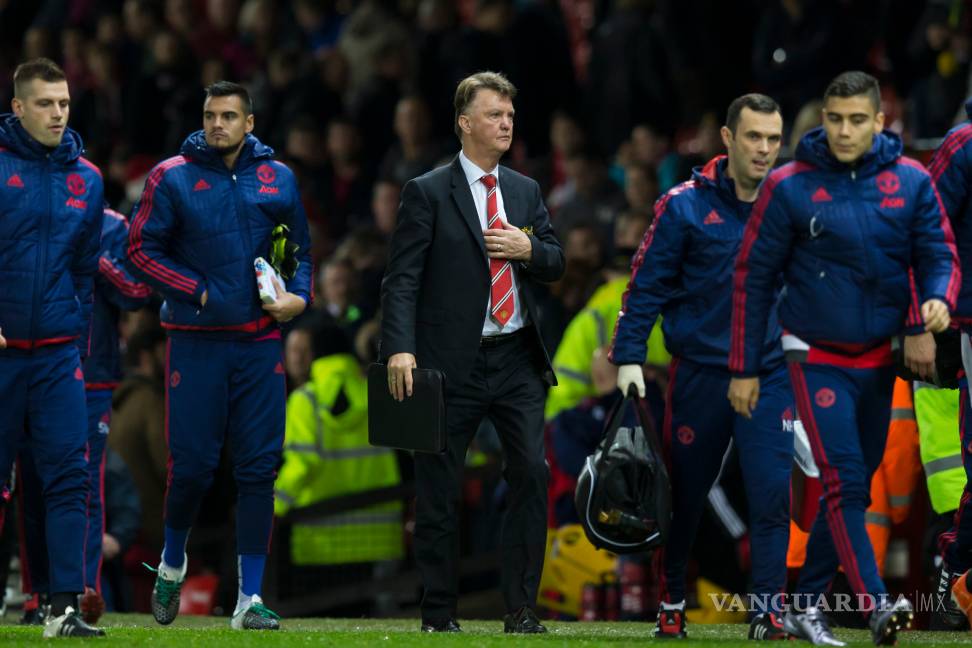 Van Gaal se enfurece y abandona rueda de prensa