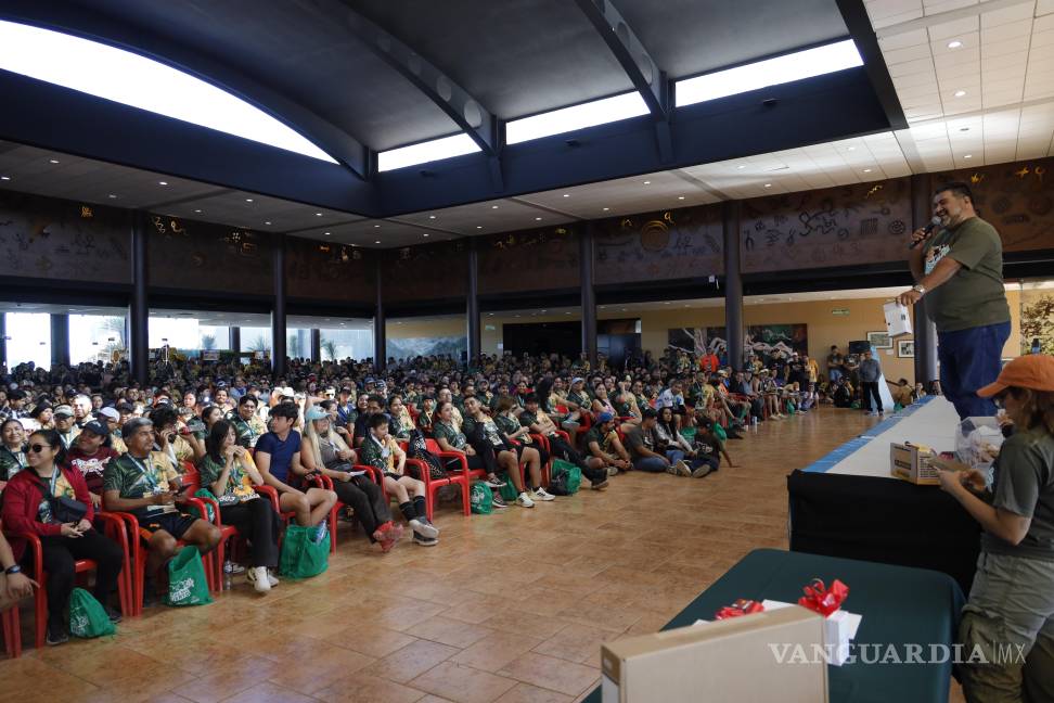 $!Voluntarios y corredores reunidos en la zona de recuperación al finalizar la carrera.