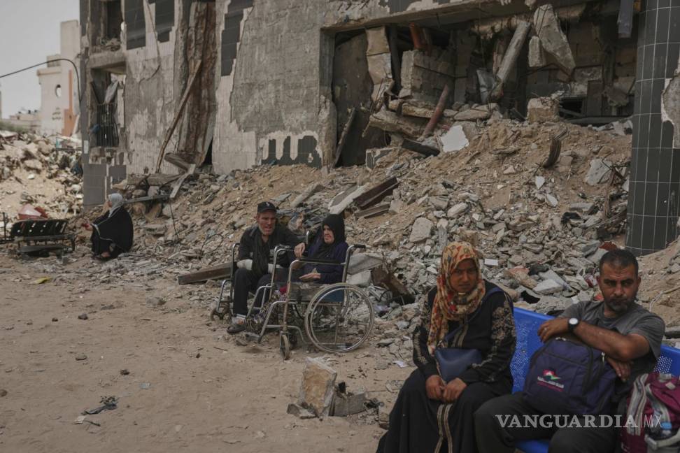 $!Pacientes renales afuera de la unidad de diálisis del Hospital Shifa destruida por un ataque israelí en la ciudad de Gaza.