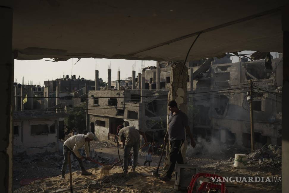 $!Varios palestinos empiezan a demoler una casa dañada por ataques aéreos durante la reciente guerra de 11 días en Beit Hanoun, en el norte de la Franja de Gaza, el domingo 13 de junio de 2021. AP/Felipe Dana