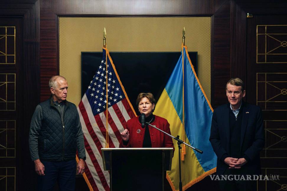 $!De izquierda a derecha, los senadores estadounidenses Thom Tillis, Jeanne Shaheen y Michael Bennett hablan durante una conferencia de prensa en Kiev.