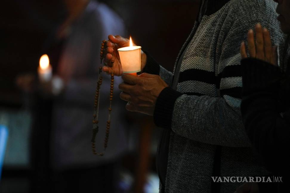 $!Fieles rezan por la salud del papa Francisco en la Catedral Metropolitana de la Ciudad de México.