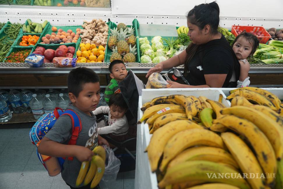 $!Una madre inmigrante originaria de Guatemala compra frutas con el saldo restante en su tarjeta EBT de California utilizada para los beneficios del SNAP.