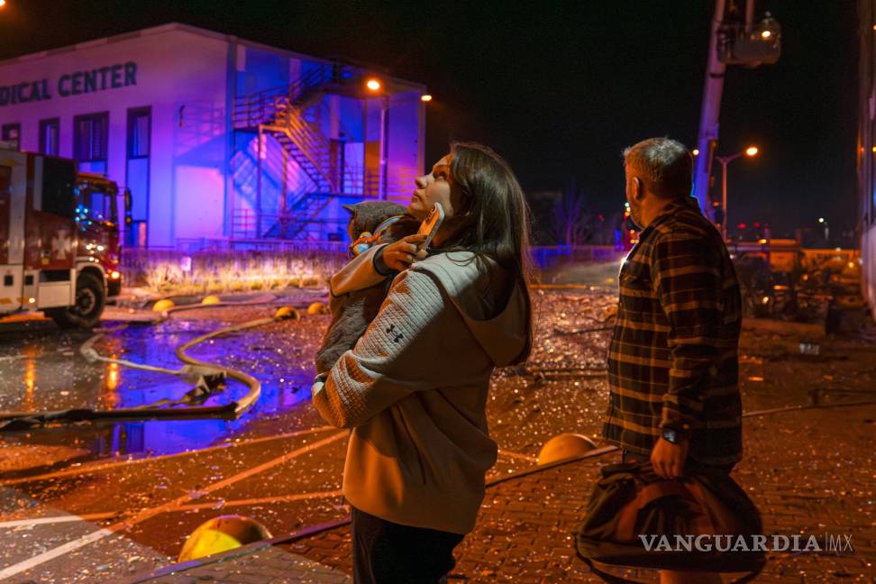 $!Tetiana, de 29 años, tranquiliza a su hija Sofía, de 10 meses, en el albergue para desplazados internos en Bucha, Ucrania.