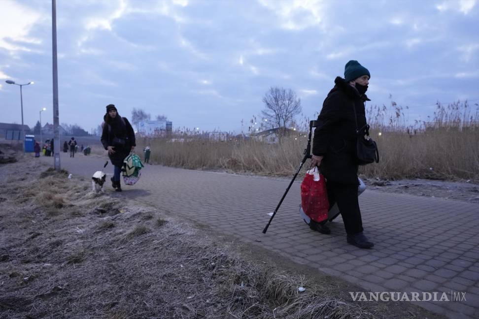 $!Refugiados que huyen del conflicto en Ucrania llegan el domingo 27 de febrero de 2022 a Przemysl, Polonia.