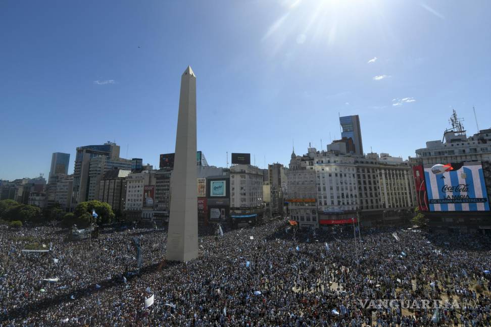 $!Una multitud rodea el Obelisco de Buenos Aires para recibir a la selección argentina campeona del mundo.