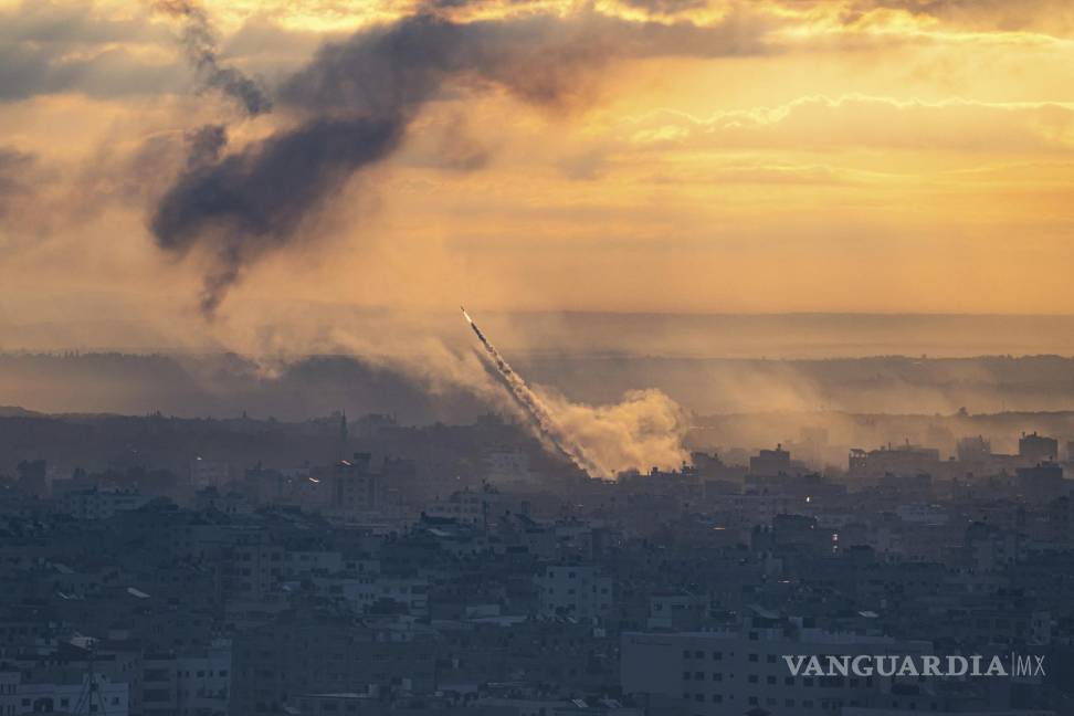 $!Cohetes son disparados hacia Israel desde la Franja de Gaza, el 7 de octubre de 2023.