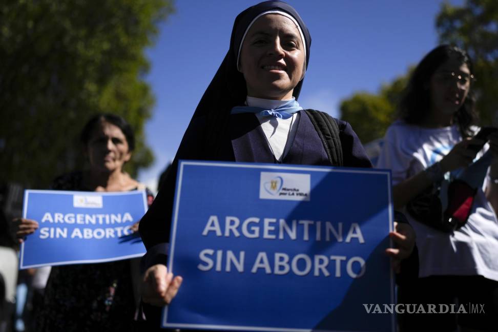 $!Una monja sostiene una pancarta con un mensaje que dice Argentina sin aborto durante una protesta contra el derecho al aborto, en Buenos Aires | Foto: AP