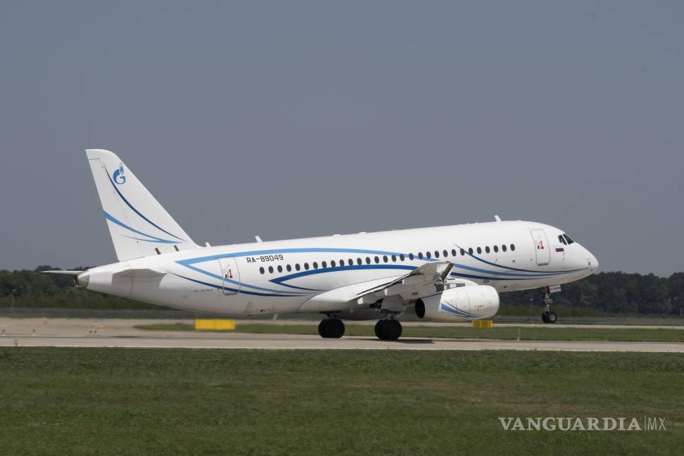 $!El Sukhoi Superjet 100 de Gazprom Avia que se estrelló cerca de Moscú despega del Aeropuerto Internacional de Krasnodar en Krasnodar, Rusia, el 10 de julio de 2021.