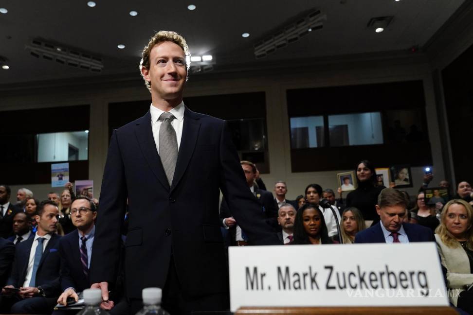 $!El director ejecutivo de Meta, Mark Zuckerberg, llega para testificar ante una audiencia del Comité Judicial del Senado en el Capitolio en Washington.