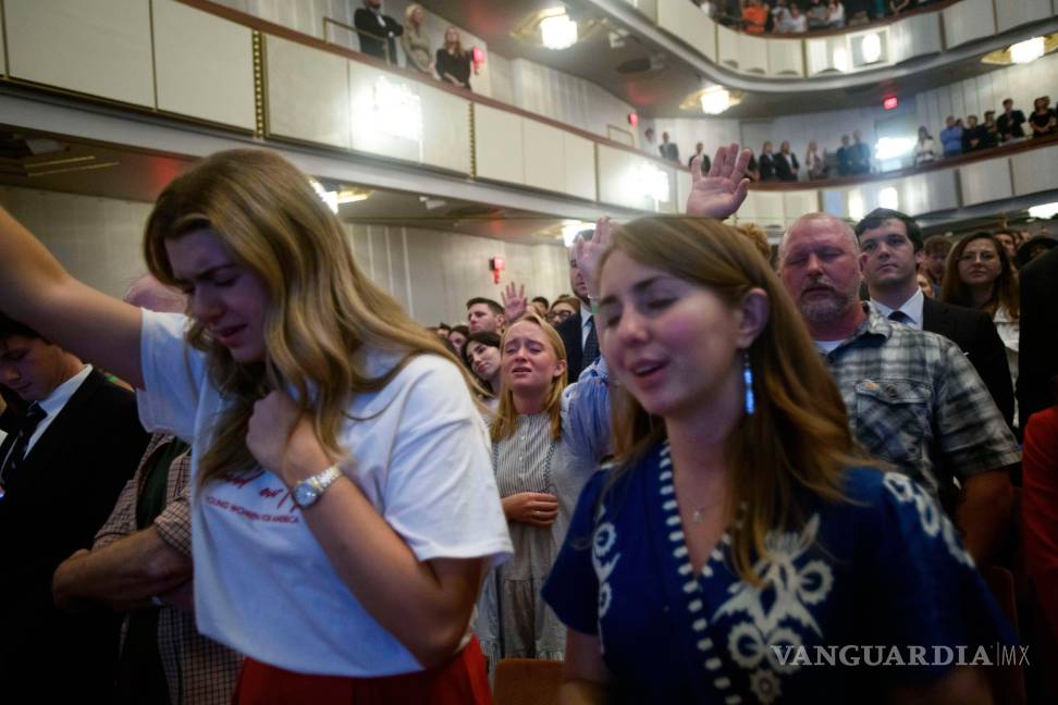 $!La gente canta y reza en una vigilia de oración por Charlie Kirk en el Centro Conmemorativo John F. Kennedy para las Artes Escénicas en Washington.