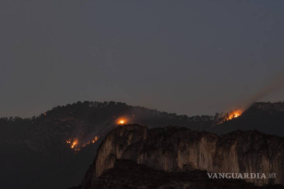 $!Saltillo, Coahuila 14 de mayo del 2022 Incendio en lo alto del Cañón de San Lorenzo, visto desde la colonia Parajes de Santa Elena.