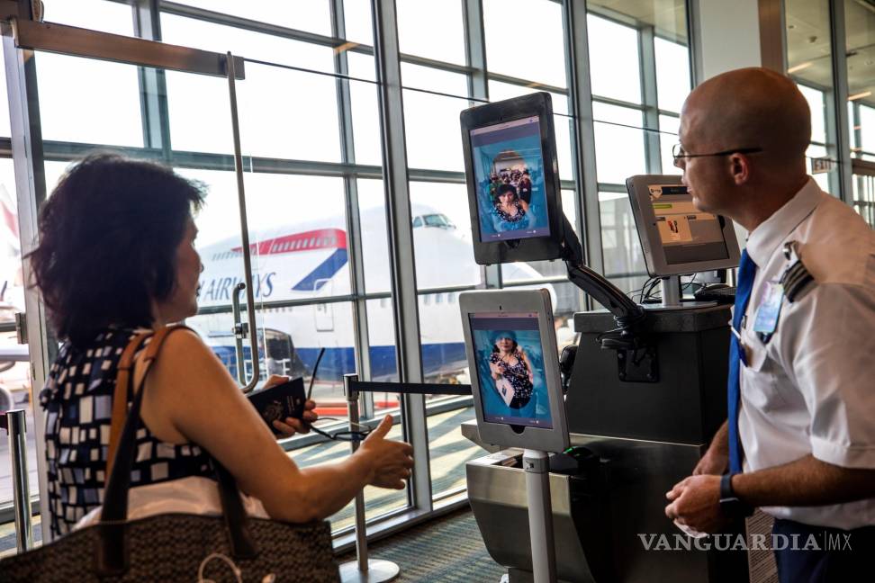 $!Pasajeros que viajan de Scandinavian Airlines a Copenhague utilizan una terminal de reconocimiento facial biométrico, en el Aeropuerto Internacional de Dulles