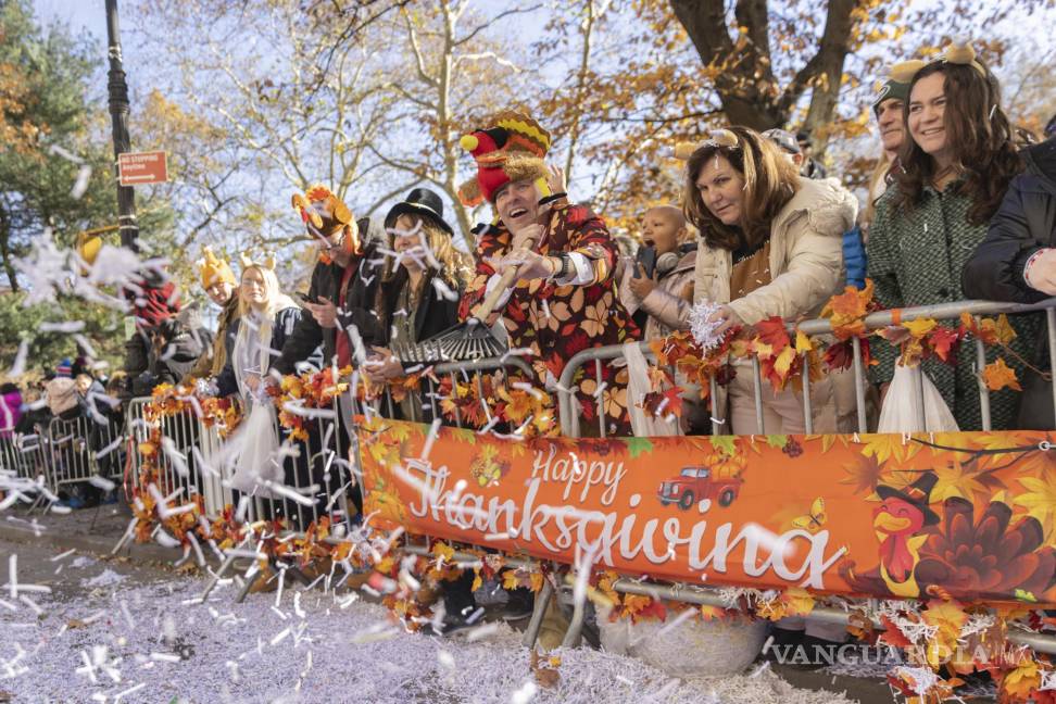 $!Los espectadores lanzan confeti durante el desfile del Día de Acción de Gracias de Macy’s en Nueva York.