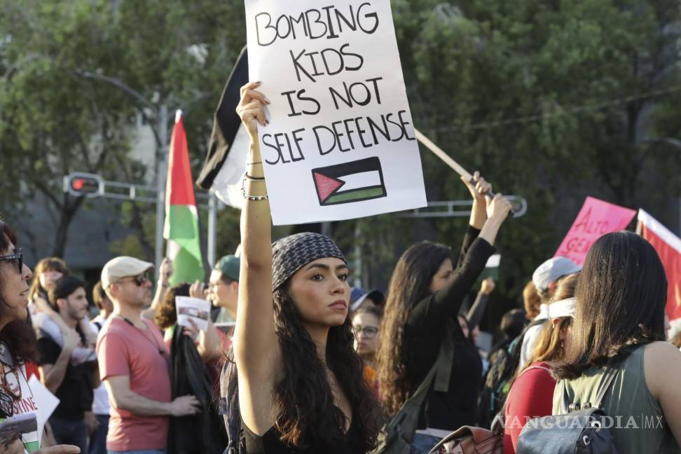 $!Una mujer participa en la marcha contra la guerra entre Israel y Hamás y en apoyo a los palestinos en Gaza, en Ciudad de México
