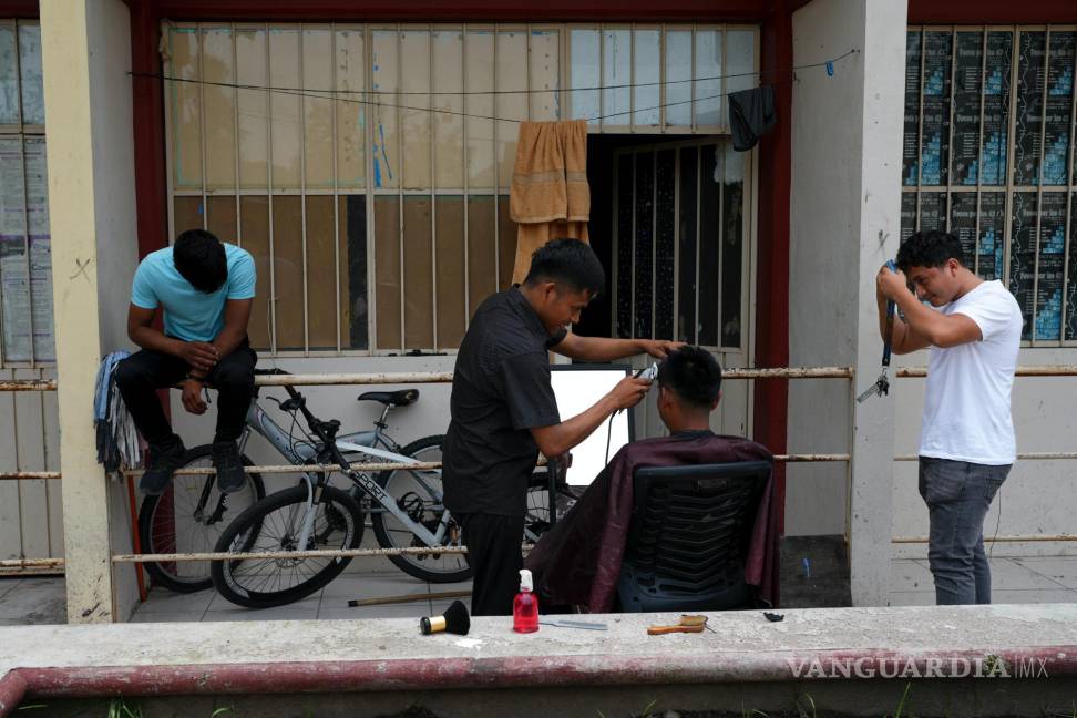 $!Los estudiantes de la escuela Normal Rural Raúl Isidro Burgos se cortan el pelo entre ellos, en Ayotzinapa, en el estado de Guerrero, México.