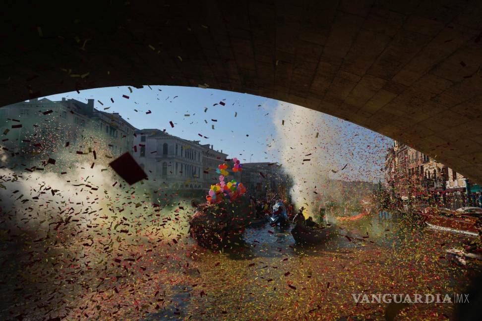 $!Bajo una lluvia de confeti, embarcaciones participan en el tradicional desfile en góndola del Carnaval de Venecia, Italia, el 28 de enero de 2024.