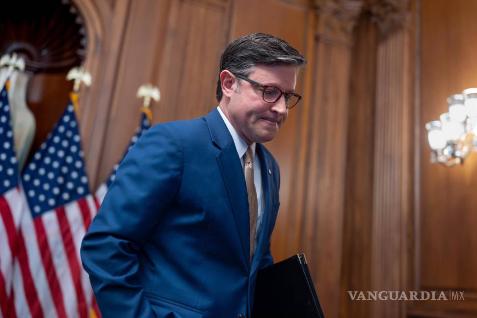$!El presidente de la Cámara de Representantes, el republicano Mike Johnson se retira de una conferencia de prensa en el día 34 del cierre del gobierno.