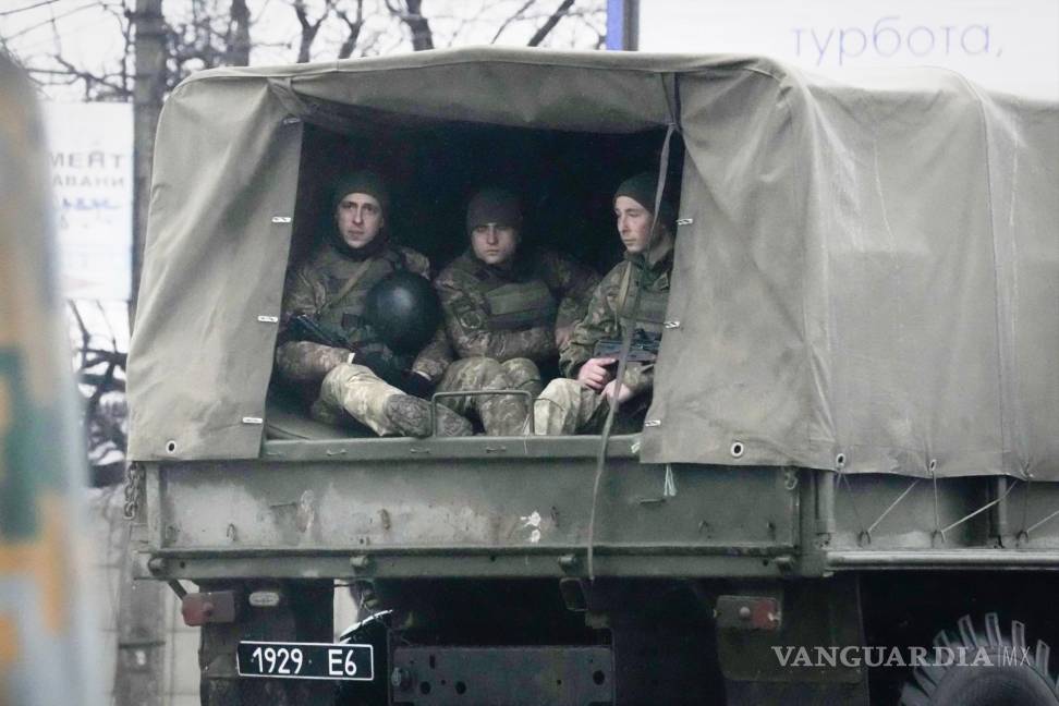 $!Soldados ucranianos viajan en un vehículo militar en Mariupol, Ucrania. AP/Sergei Grits