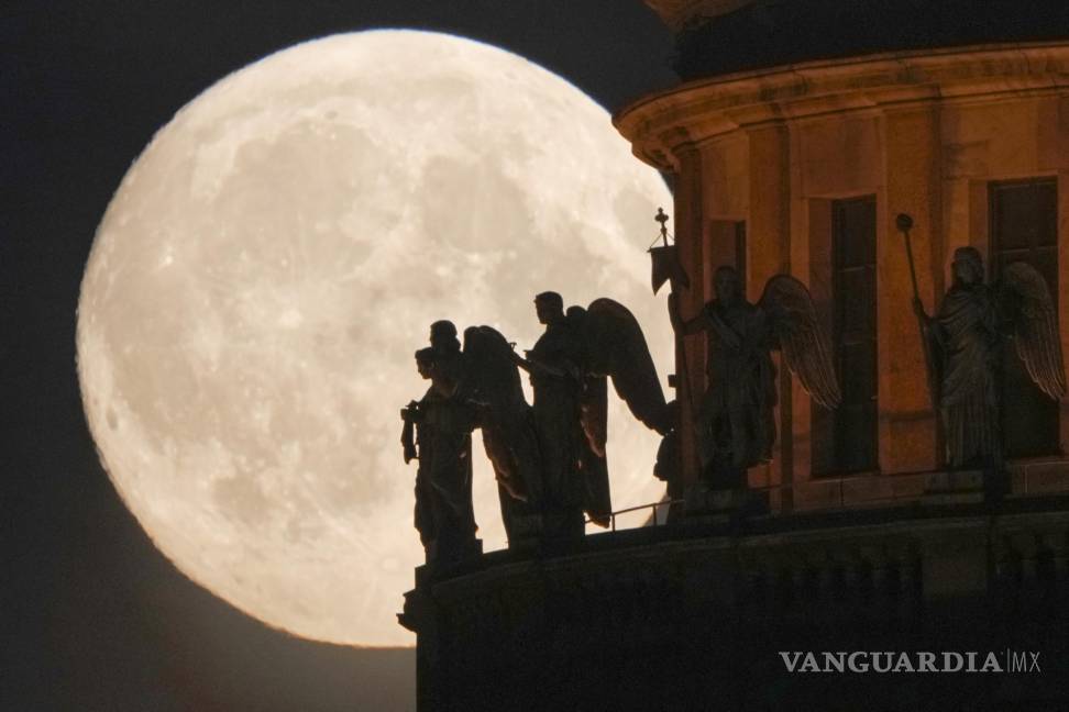 $!Esculturas de ángeles fijados en la Catedral de San Isaak se recortan en la luna llena en San Petersburgo, Rusia.
