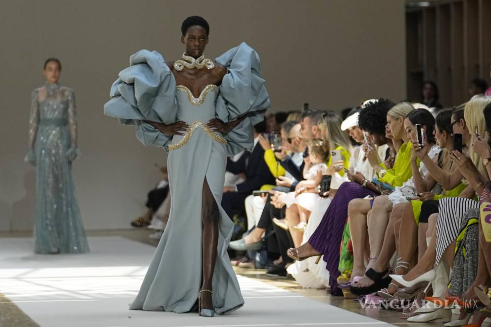 $!Una modelo luce una creación en el desfile de la colección de alta costura otoño/invierno 2022-2023 de Elie Saab en París.