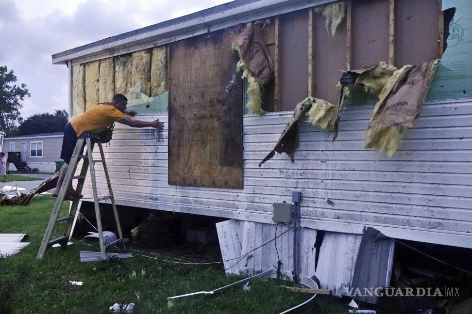$!Ivan Mendoza comienza a reparar daños en su casa móvil en Davie, Florida.
