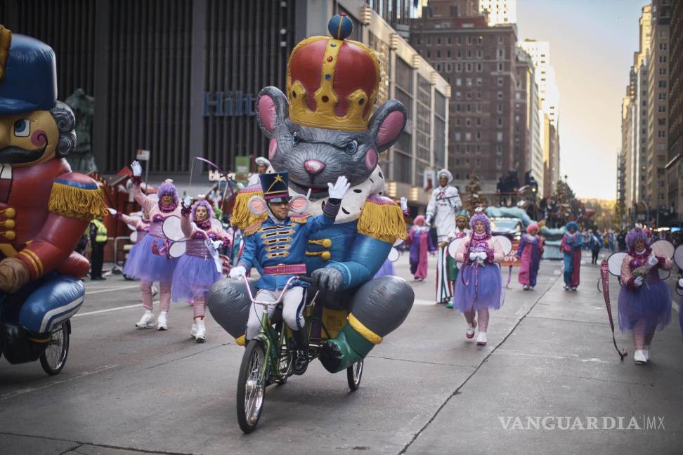 $!Los artistas se mueven por la Sexta Avenida durante el Desfile del Día de Acción de Gracias de Macy’s en Nueva York.
