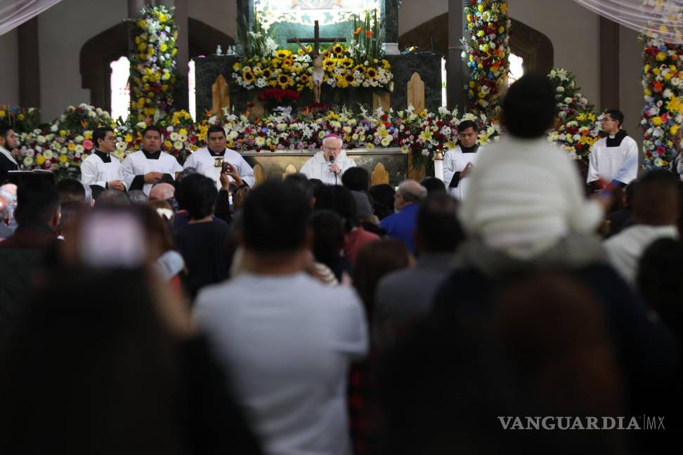 $!El Santuario de Guadalupe lució lleno de fieles que, entre rezos y cánticos, celebraron a la Virgen Morena en un ambiente de devoción y recogimiento.