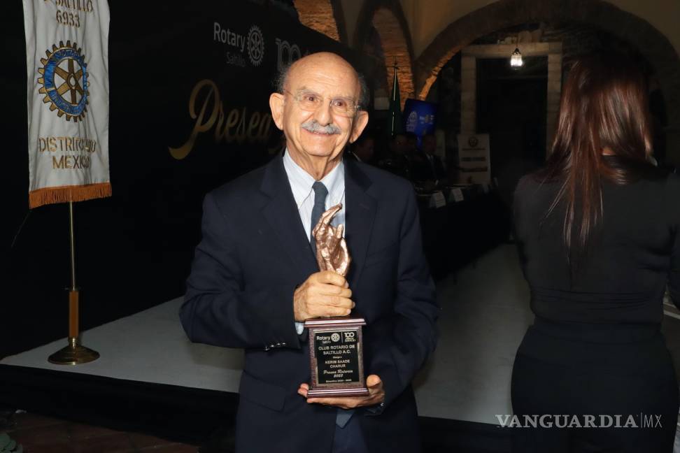 $!Don Kerim Saade Charur fue distinguido como ejemplo de visión y compromiso ciudadano en la celebración del centenario rotario.