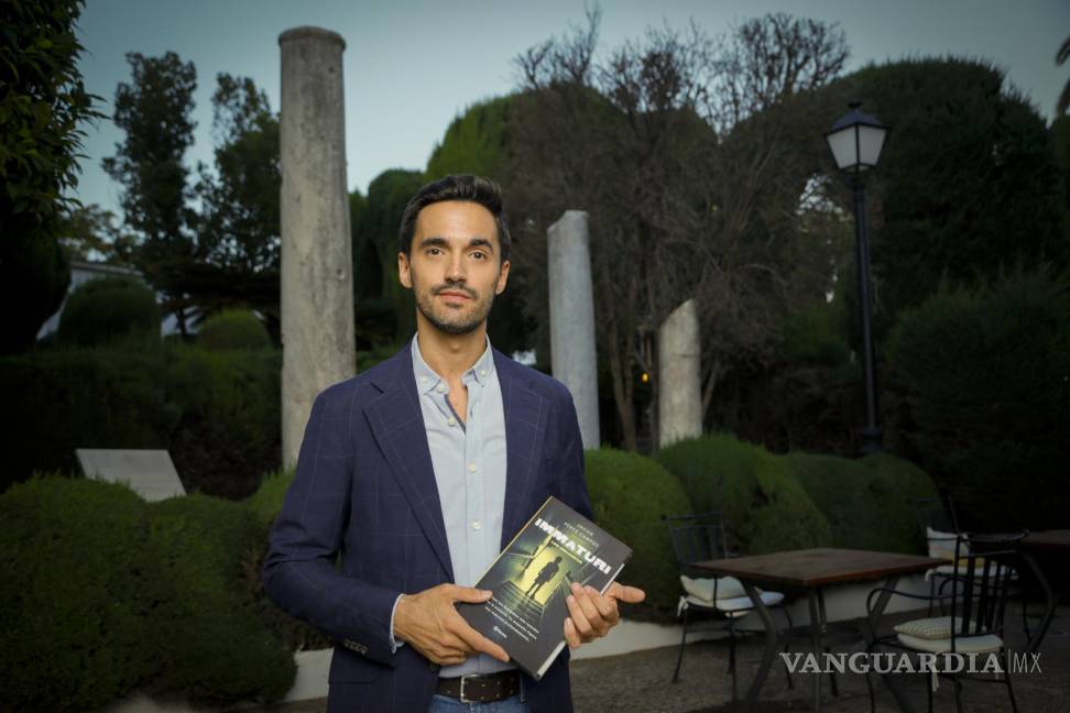 $!El investigador en el exterior del Parador Nacional de Mérida con su libro, donde ocurre uno de los relatos de su obra.