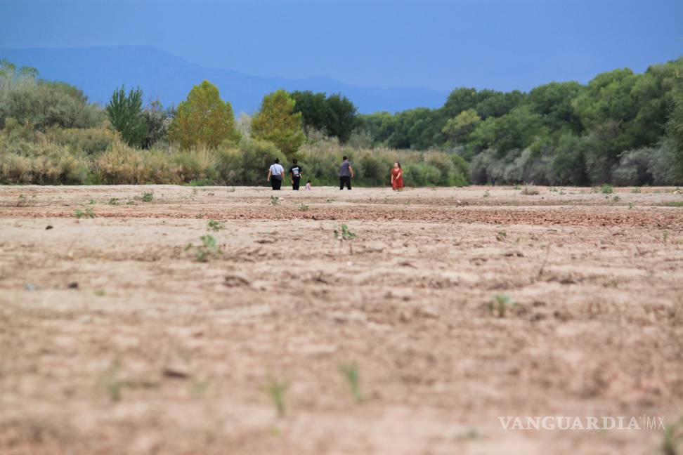 $!Una familia da un paseo por el lecho seco del río Grande en Albuquerque, Nuevo México.