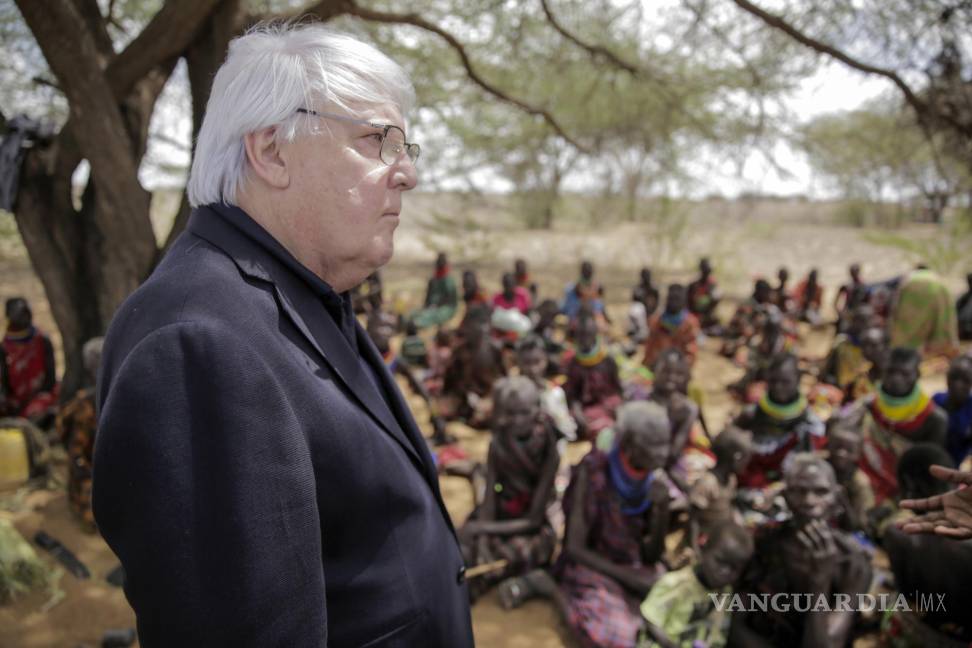 $!Martin Griffiths, Secretario General Adjunto de la OCHA, con los aldeanos durante una visita a la aldea de Lomoputh, en el norte de Kenia, el 12 de mayo de 2022.