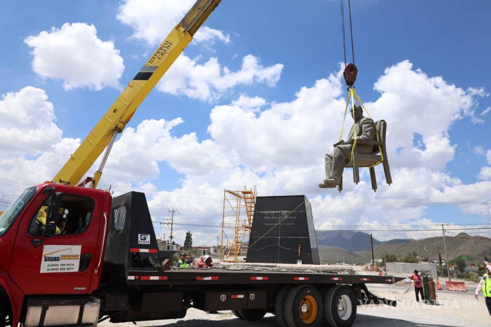 $!Trabajadores especializados realizando el traslado del monumento hacia su nueva ubicación en el bulevar.
