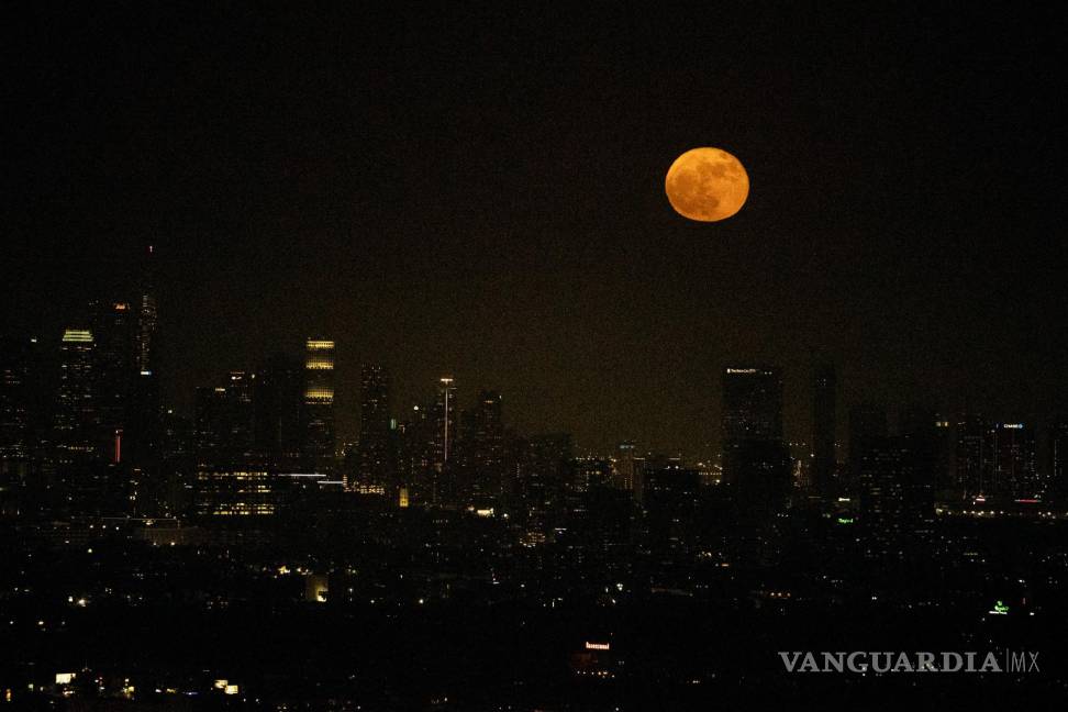 $!Una superluna se eleva sobre el horizonte del centro de Los Ángeles, California. Durante el fenómeno conocido como la “Luna de Fresa”.