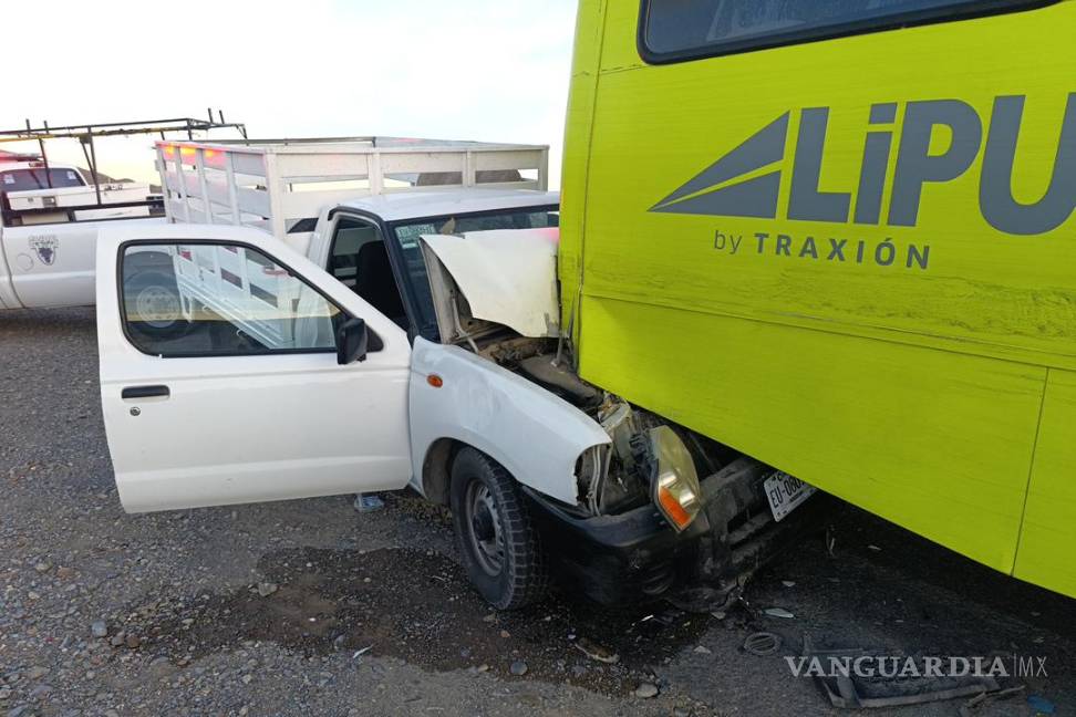 $!La camioneta terminó incrustada en la defensa del camión sobre la carretera 105, a la altura del ejido El Durazno, en el municipio de Parras.
