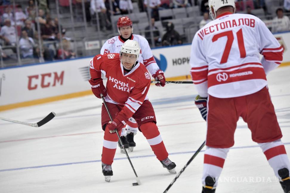 $!Vladimir Putin se roba los reflectores al marcar cinco goles en juego de hockey