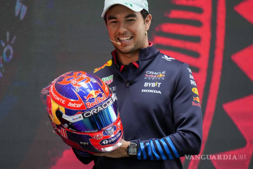 $!El piloto tapatío presumió el casco que utilizará para el Gran Premio de México.