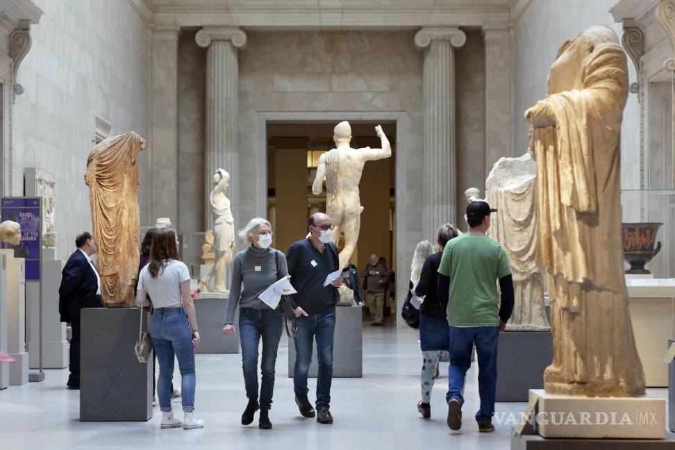 $!Los visitantes usan máscaras mientras caminan por el Museo Metropolitano de Arte en Nueva York, el 10 de marzo de 2020. AP/Seth Wenig