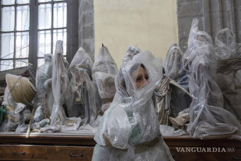 $!Estatuas religiosas protegidas con plástico de burbujas se encuentran almacenadas dentro de la iglesia católica Nuestra Señora de los Ángeles.
