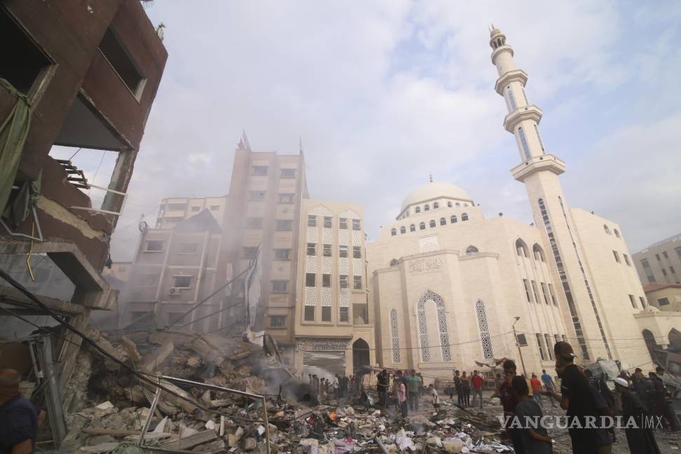 $!Los palestinos inspeccionan los daños del edificio destruido después de los ataques aéreos israelíes en Khan Younis, Franja de Gaza, el martes 10 de octubre de 2023. Los ataques tienen lugar luego del asalto de Hamas en Israel el fin de semana. (Foto AP/Hatem Ali)