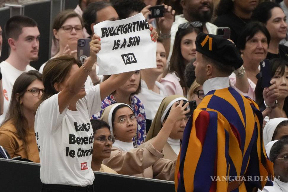 $!Una mujer sostiene un cartel que dice “La tauromaquia es pecado” durante la audiencia general semanal del Papa Francisco en el Aula Pablo VI del Vaticano.