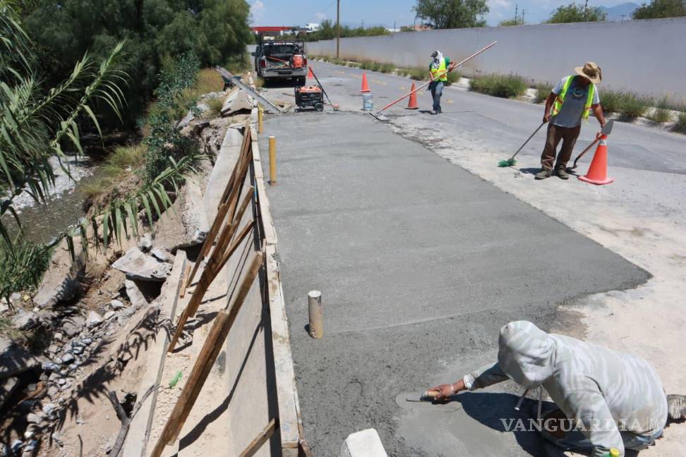 $!Trabajadores del programa “Aquí Andamos” realizaron labores en vialidades y banquetas afectadas, evitando focos de infección y mejorando la movilidad de los vecinos.