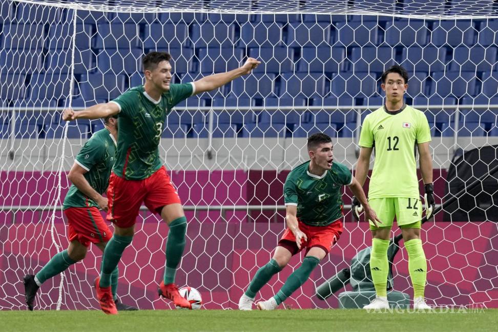 $!El mexicano Johan Vásquez, segundo desde la derecha, celebra tras anotar el segundo gol de su equipo contra Japón en el partido por la medalla de bronce del fútbol masculino de los Juegos Olímpicos de Verano 2020. AP/Martín Mejía