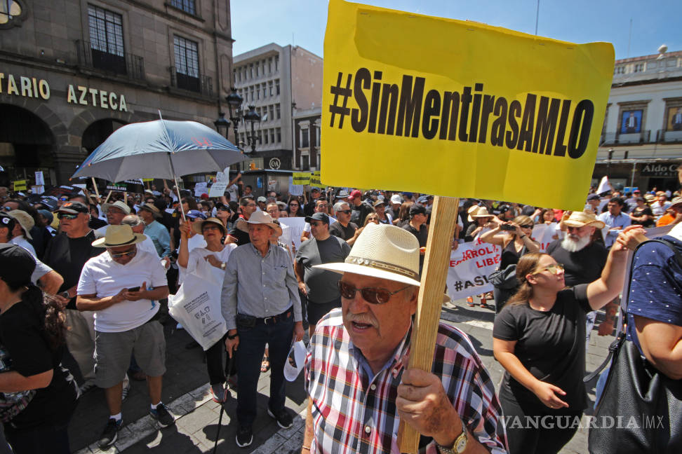 $!Marchan miles en Reforma en contra de López Obrador con pancartas piden su renuncia