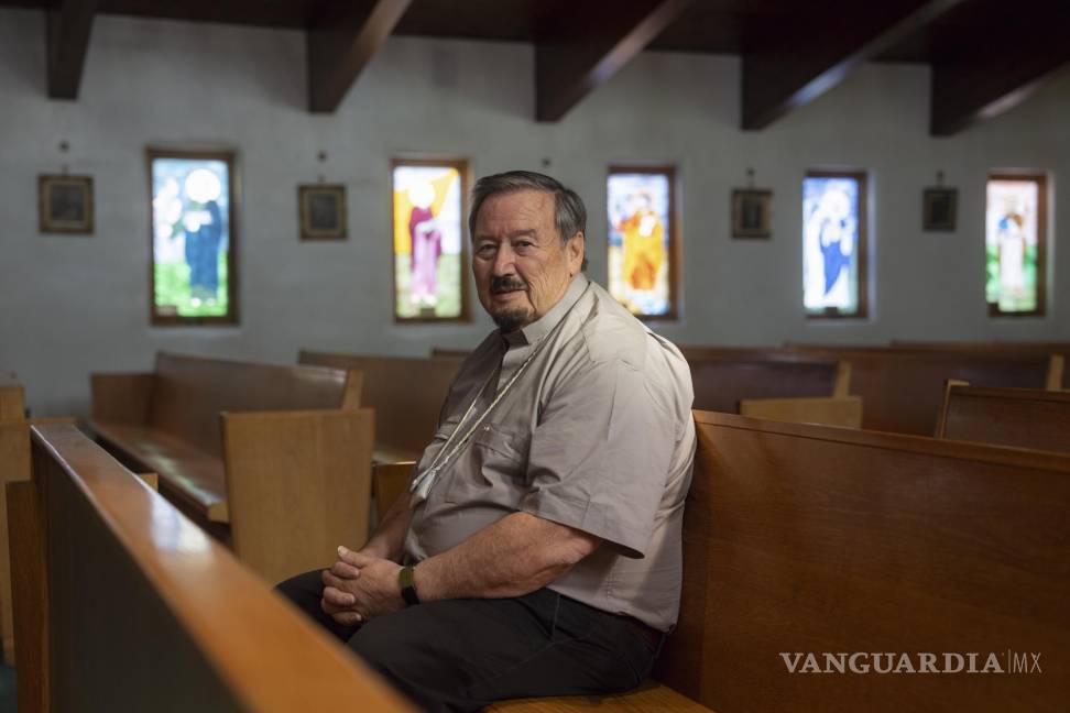 $!Larry Torres, lingüista y columnista de un periódico, quien también es diácono en la iglesia parroquial Holy Trinity en Arroyo Seco, Nuevo México.