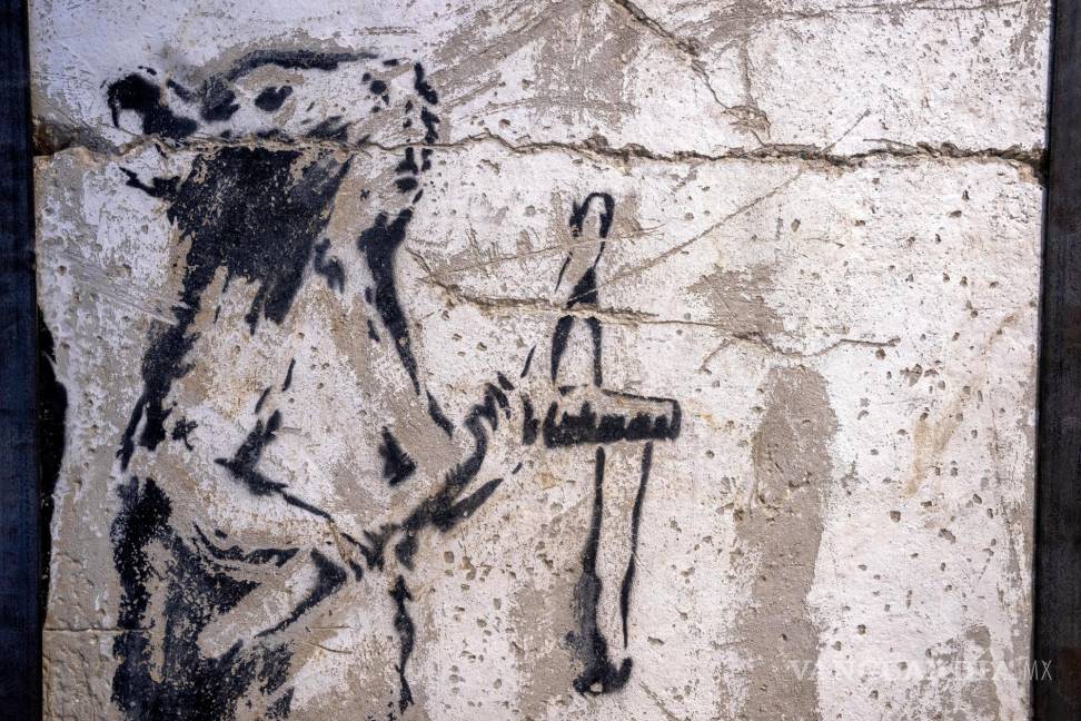 $!Una pintura del reservado grafitero británico Banksy que fue misteriosamente sacada de la Cisjordania ocupada se expone en la Urban Gallery en Tel Aviv, Israel.