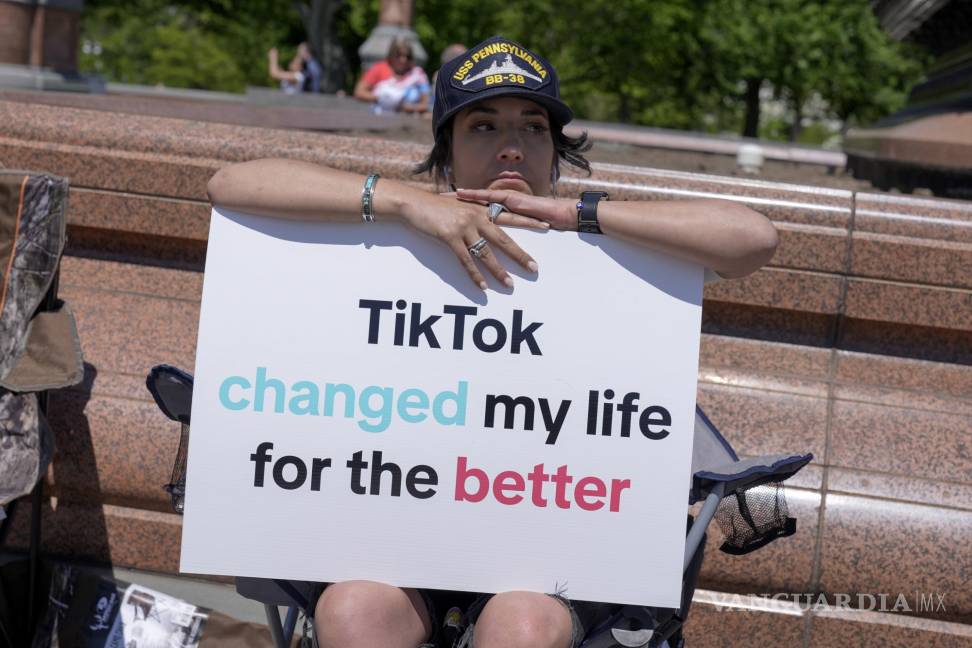 $!Un creador de contenido de TikTok, protesta frente al Capitolio de Estados Unidos.